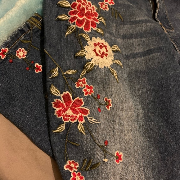 Flower Embroidered faded blue jeans - Picture 1 of 5